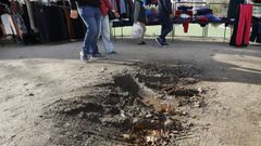 Los vendedores del mercadillo de Coia denuncian los baches de su terreno