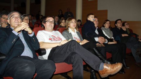 O Barco se rindi al botelo.El alcalde, Alfredo Garca, el presentador, Jos Mara Rodrguez, la edila de Cultura, Marga Pizcueta, y el pregonero, Javier Careca, con su familia