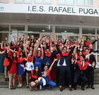 Colegios e institutos de la ciudad y de  la comarca celebraron en las �ltimas horas las fiestas de despedida de los alumnos de 2.� de bachillerato, como por ejemplo en el Calasanz, Padres Escolapios, Santa Mar�a del Mar, Obradoiro, instituto Puga Ram�n, que celebra este a�o su 50.� aniversario, y la Grande Obra de Atocha, entre otros muchos. 