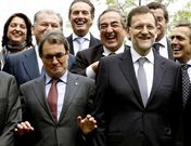 Mas y Rajoy posan al t�rmino de la reuni�n que celebr� en mayo la patronal de la automoci�n.