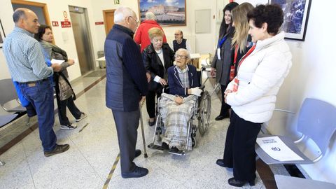 Genoveva Rodrguez saluda a interventores y votantes en las ltimas autonmicas