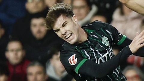 El jugador vigu�s y ex del Celta Yago de Santiago, en un partido con el Elche.