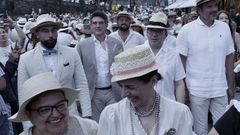 Carmen Cruzado y Jes�s P�rez con las autoridades en el Ribadeo Indiano, una de las fiestas singulares de Galicia