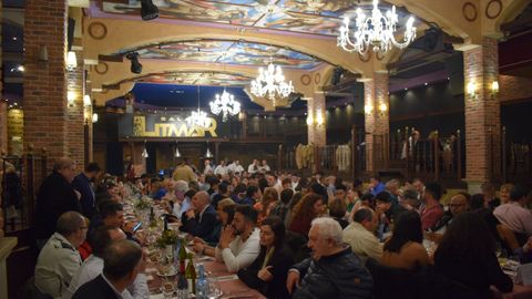 La multitudinaria cena llen la sala de fiestas de Litmar