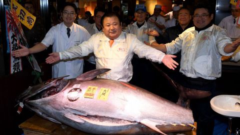 El primer at�n del a�o en Jap�n ha pesado 212 kilos y ha costado 108.000 euros