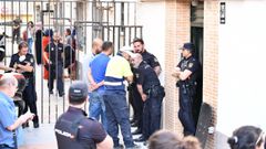 El agente de la Guardia Civil, que en un primer momento se atrincher� dentro de la vivienda, opt� por quitarse la vida ante la llegada de los efectivos de la Polic�a Nacional