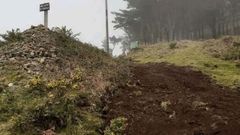 Movimiento de tierras junto al milladoiro de Teixidelo