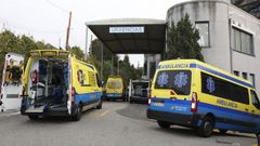 Ambulancias en la entrada del servicio de urgencias del hospital Montecelo, en Pontevedra
