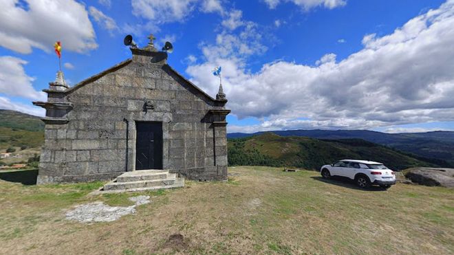 Fachada de la ermita de A Gua de Pieiro, situada en la Serra do Sudo. Se accede por la carretera que conecta las parroquias de Maceira y de Pieiro y por sus inmediaciones discurre una tradicional romera que atrae a cientos de fieles de la comarca de A Paradanta y que se celebra en agosto. La Xunta ha rechazado un parque elico porque tendra un fuerte impacto visual desde este templo religioso.