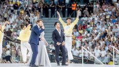 Los cantantes David Bustamante, Daniel Diges y Diana Navarro interpretando Alza la mirada