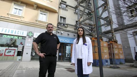 MIguel Calderón y Carolina Rubiero, ante el edificio apuntalado que está justo al lado de sus establecimientos, un bar y una farmacia