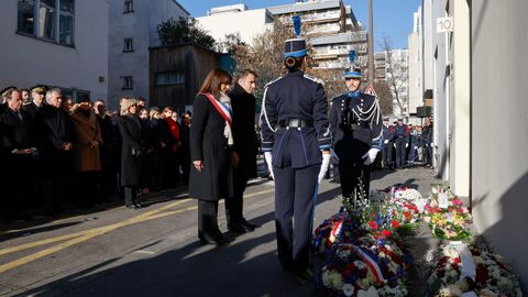 Macrn y Anne Hidalgo, alcaldesa de Pars, rinden homenaje a las vctimas del ataque islamista contra la revista satrica Charlie Hebdo