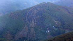 Un pliegue geol�gico abrasado. El gran incendio forestal de los pasados d�as quem� una gran parte de la vegetaci�n que cubre el sinclincal de Castrodares, una estructura geol�gica formada por capas de cuarcita que se eleva sobre el cauce del Sil, en el municipio de Quiroga