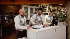El personal del asador A Ferreira, que el s�bado estaba a tope de trabajo cuando un grupo de chavales se march� sin pagar. 
