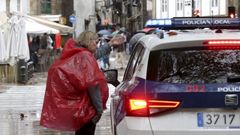 Una peregrina solicita informacin a una patrulla de la Polica Local de Santiago