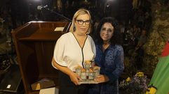 Roc�o Leira, pregoeira, sost�n o detalle institucional entragado por Margarita Lamela 