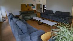 La opci�n favorita de la mayor�a de estudiantes es alquilar un piso junto alg�n amigo o compa�ero de clase. No obstante, muchos terminan por reservar una habitaci�n en una residencia. En Lugo, la m�s popular es la de Jes�s Bal y Gay (en la imagen, uno de sus salas de estar), que agot� sus habitaciones en junio.
