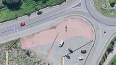 El estacionamiento, pavimentado y se�alizado, tiene acceso desde el Cami�o da R�a.