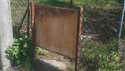 ¿La primera puerta con calefacción del mundo? Este radiador oxidado convertido en puerta se localizó en la calle Camiño Verde, en Lugo