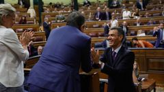 El presidente del Gobierno, Pedro Snchez, recibe la felicitacin del portavoz socialista en el Congreso, Patxi Lpez, en el pleno extraordinario del pasado 9 de julio.