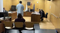 El jugador que denunci� a la falsa representante del COB, declarando en el juicio, delante de la acusada