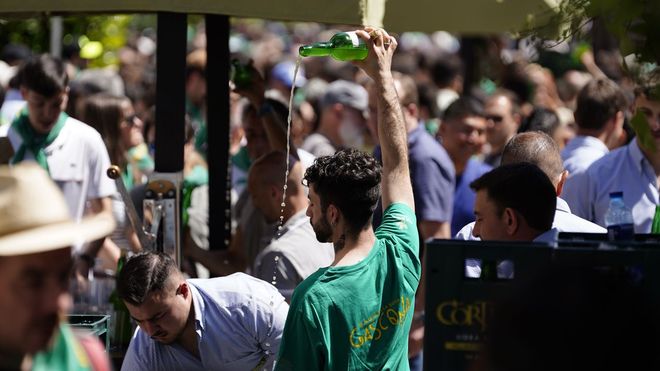  Miles de personas animadas por el buen tiempo se han dado cita este domingo en el Bulevar de la Sidra de Oviedo