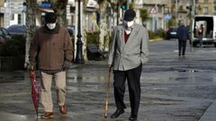 Unos hombres pasean por A Pobra, donde los casos activos descendieron ligeramente.