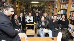 Francisco Narla, a la izquierda, durante la presentaci&oacute;n en Monforte de su novela &laquo;Assur&raquo;