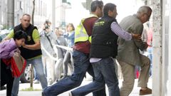 Alfonso Basterra y Rosario Porto (saliendo del coche policial), durante el traslado a un registro efectuado en sus domicilios en Santiago