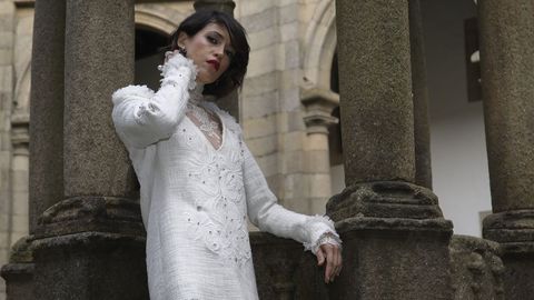 NEREA BARROS. VESTUARIO @JUANARIQUE / ESTILISMO Y COMPLEMENTOS @TOOMUCHMARIANA / MAQUILLAJE Y PELUQUER�A LAURA, DE OUI NOVIAS / JOYAS JAEL / FOTOS TOMADAS EN EL PARADOR DE SANTIAGO