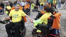 Enfermos de ELA llegando a la Praza del Obradoiro tras completar el Camino de Santiago el mes pasado.