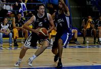 Edu Mart�nez, con el bal�n en el partido del pasado viernes contra el Melilla.