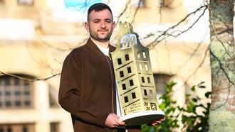 Santi Garc�a, en Ordes, posando co trofeo do rali da Coru�a.