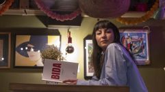 Lena Fern�ndez presenta hoy, a las 20.00 horas, en el local de una buena amiga �que siempre me ha apoyado en todo� como es Sandra, de La Flor, su poemario autobiogr�fico �Bida�, publicado por la editorial Tal�n de Aquiles. El libro est� estructurado en cap�tulos que se corresponden con estados emocionales: euforia, eutimia, desesperanza...