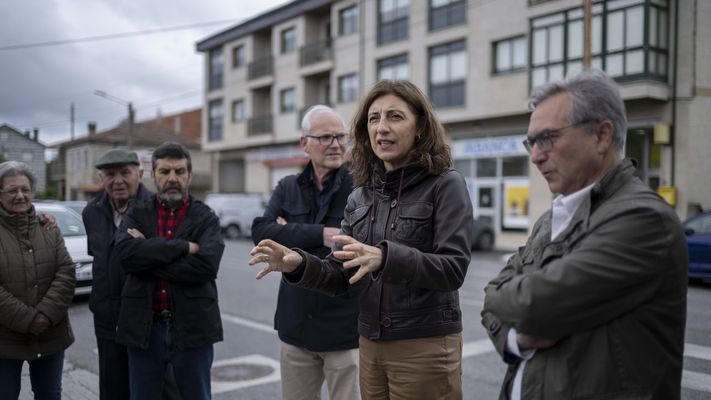 La conselleira de Medio Ambiente, &Aacute;ngeles V&aacute;zquez junto al alcalde de Pereiro de Aguiar, Luis Menor, en un acto en Pereiro de Aguiar