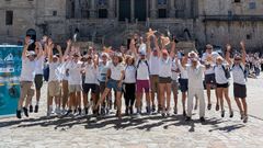 Un grupo de peregrinos del Camino de la R�a de Muros-Noia a su llegada a la plaza del Obradoiro, en Santiago