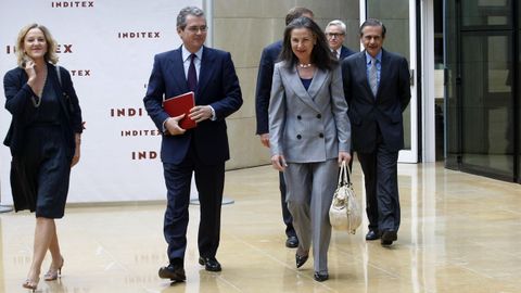 Pablo Isla, a su llegada a la junta general de accionistas en la que fue nombrado presidente de Inditex, en julio del 2011. A su izquierda, Flora Prez, esposa de Amancio Ortega