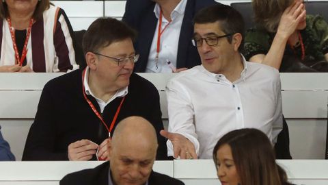 El presidente del Congreso, el vasco Patxi Lpez, charla con el presidente de la Comunidad de Valencia, Ximo Puig