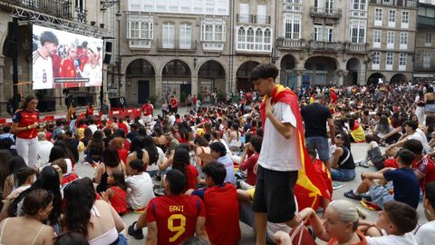 Pantalla gigante en la plaza Mayor de Ourense.
