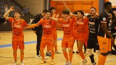 Al�n, Raid, Nico, Jason y Lautaro celebran la permanencia sobre la pista del Vista Alegre.