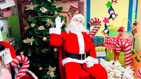 En estas fechas Pap Noel recorre las escuelas y el Colegio British Royal School, repartiendo regalos y felicidad