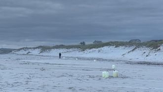 Algunos de los 17 bidones de la playa de Ancoradoiro, el d�a que fueron localizados.