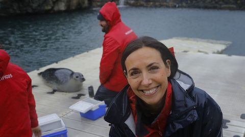 Lorena Hernández, jefa de sala del Aquarium Finisterrae de A Coruña, junto a los acuaristas que alimentan a la foca «Lucia» con arenques, caballa y capelín. 