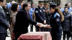 Carlos Negreira entregando una condecoraci�n a una de las agentes homenajeadas
