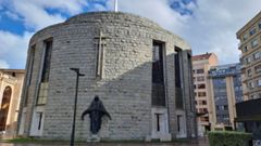 Una imagen actual de la ?iglesia redonda? de la Plaza del Fresno con la estatua y el escudo en el centro de la imagen y, a su derecha, los monolitos conmemorativos