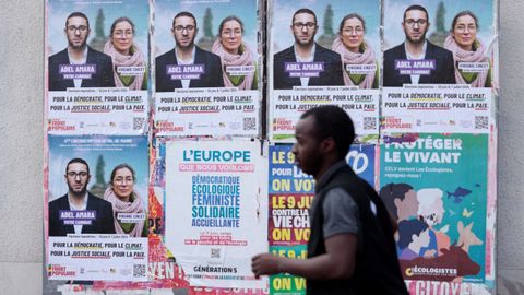 Cartel electoral de los candidatos del Nuevo Frente Popular en Le Plessis-Trevise, cerca de Pars