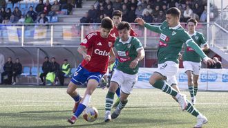 &Aacute;lex P&eacute;rez en una acci&oacute;n ofensiva del Berganti&ntilde;os contra el Coruxo.