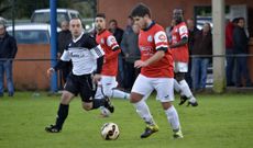 El jugador del Laxe Mart�n presionado por el local Miguel. 