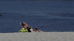 Una mujer, tomando el sol en la playa de Riazor, en A Coru�a