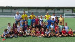 Los ni�os m�s peque�os disfrutan de la actividad en el campo del Laracha